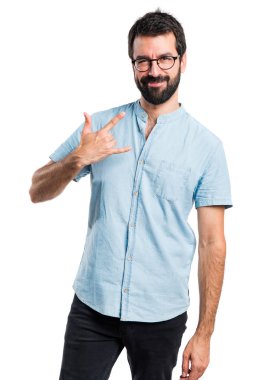 Yakışıklı adam boynuz jest yapma