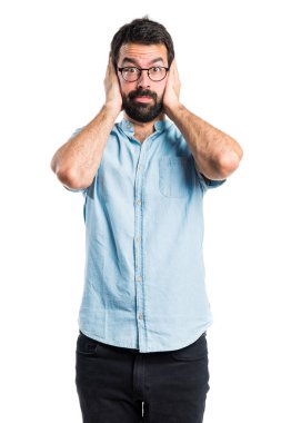 yakışıklı bir adam kulaklarını kapsayan