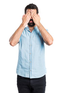 Yakışıklı adam gözlerini kapsayan