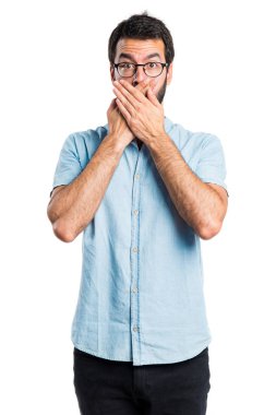 yakışıklı adam ağzını kapsayan