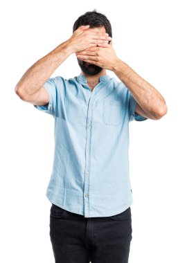 Yakışıklı adam yüzünü kapsayan