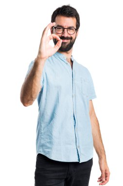 Yakışıklı adam ok işareti yapmak