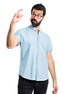 Küçük işareti yapan yakışıklı erkek