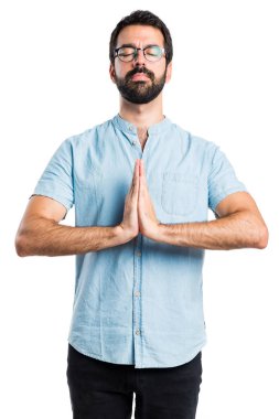 Zen pozisyonundaki yakışıklı adam