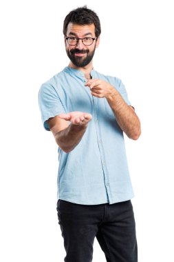 Yakışıklı adam bir şey tutan