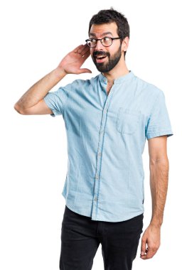 Yakışıklı adam bir şey dinleme