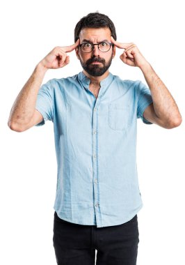 Gözlüklü düşünüyorum yakışıklı adam