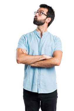 Gözlüklü düşünüyorum yakışıklı adam