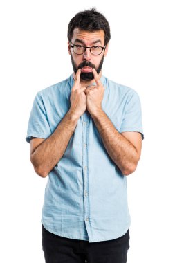 Mavi gözlük ile üzgün yakışıklı adam 