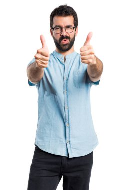 Başparmak ile mavi gözlük ile yakışıklı adam