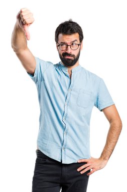 Yakışıklı adam mavi gözlük kötü sinyal yapıyor