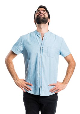 Mavi gözlük ararken yakışıklı adam