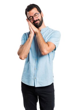 Mavi gözlük uyku jest yapma ile yakışıklı adam