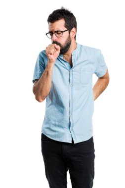 Mavi gözlük çok öksürük ile yakışıklı adam