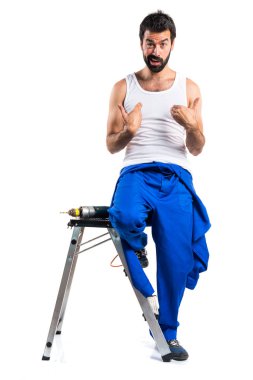 Sürpriz jest yapıyor bir matkap ile genç elektrik teknisyeni