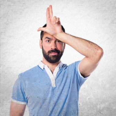 Adam aptal tabelayı yaparken mavi gömlek ile