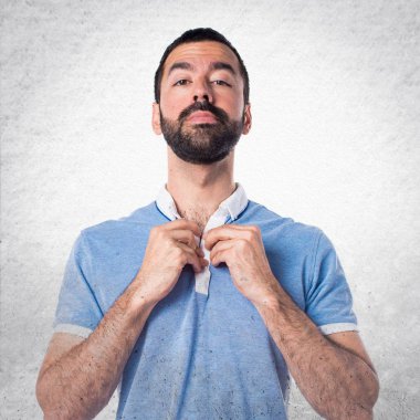 Mavi gömlekli adam.