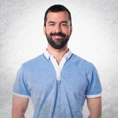 Mavi gömlek ile mutlu adam