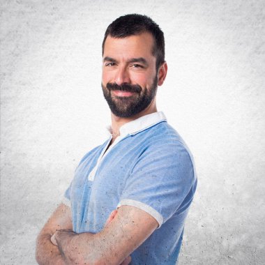 Adam mavi gömlek kolları ile geçti