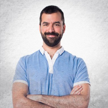 Adam mavi gömlek kolları ile geçti