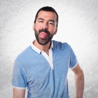 Adam şaka yapıyor mavi gömlek ile