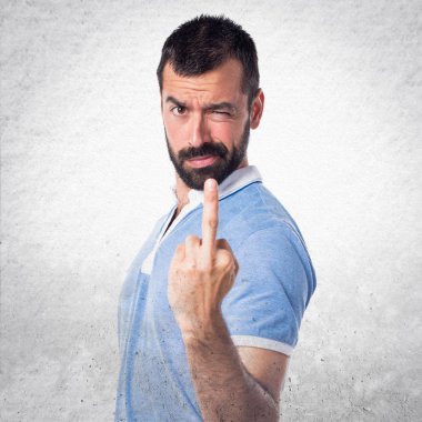 Adam mavi gömlek boynuz jest yapma ile