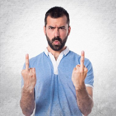 Adam mavi gömlek boynuz jest yapma ile