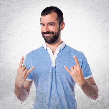 Adam mavi gömlek boynuz jest yapma ile