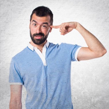 Adam deli jest yapma mavi gömlek ile