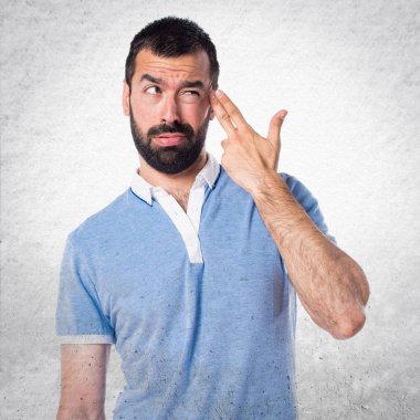 Adam mavi gömlek intihar jest yapma ile