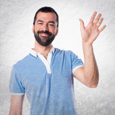 Mavi gömlek selamlayan ile adam