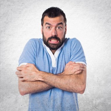 Adam mavi gömlek dondurma ile