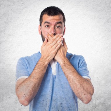 Adam ağzını kapsayan mavi gömlek ile