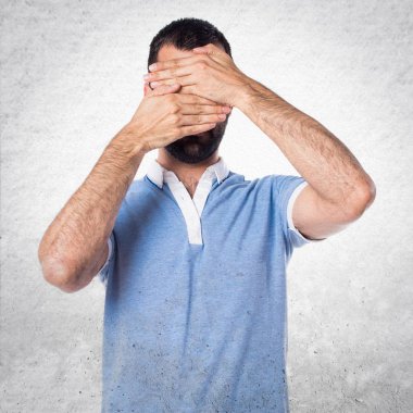 Adam yüzünü kapsayan mavi gömlek ile