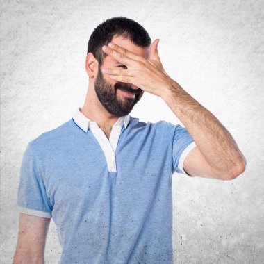 Adam yüzünü kapsayan mavi gömlek ile