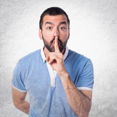 Adam mavi gömlek sessizlik jest yapma ile