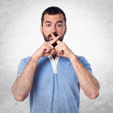 Adam mavi gömlek sessizlik jest yapma ile