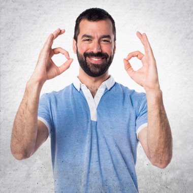 Adam mavi gömlek yapma Ok işareti ile