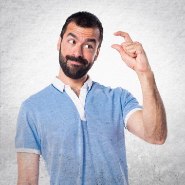 Adam mavi gömlek küçük işareti yapıyor