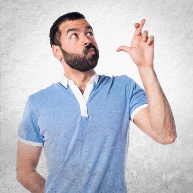 Adam mavi gömlek parmaklarıyla kapısı ile