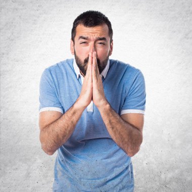 Mavi gömlek yalvaran adamla