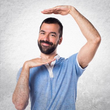 Adam bir şey tutan mavi gömlek ile