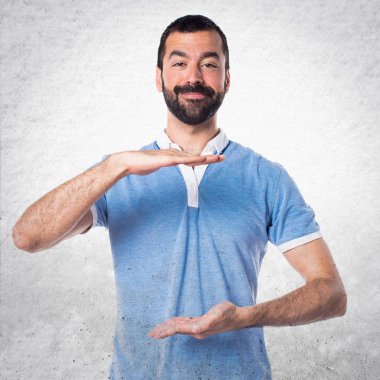 Adam bir şey tutan mavi gömlek ile