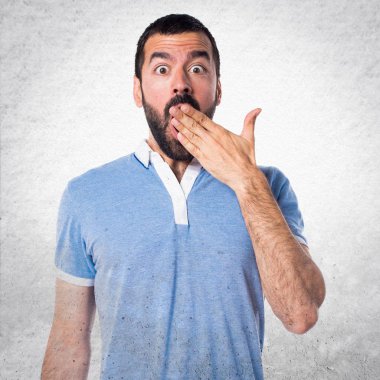 Adam mavi gömlek sürpriz jest yapıyor