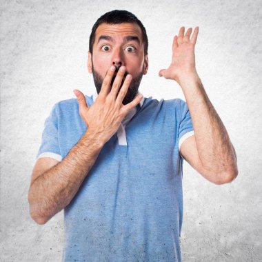 Adam mavi gömlek sürpriz jest yapıyor