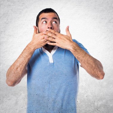 Adam mavi gömlek sürpriz jest yapıyor