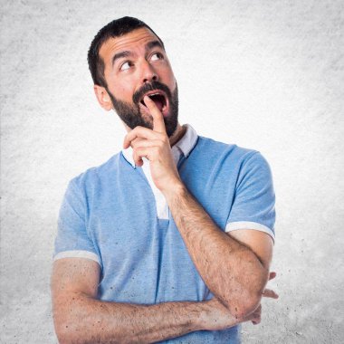 Adam mavi gömlek sürpriz jest yapıyor