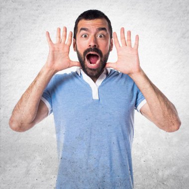 Adam mavi gömlek sürpriz jest yapıyor