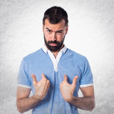 Adam mavi gömlek sürpriz jest yapıyor