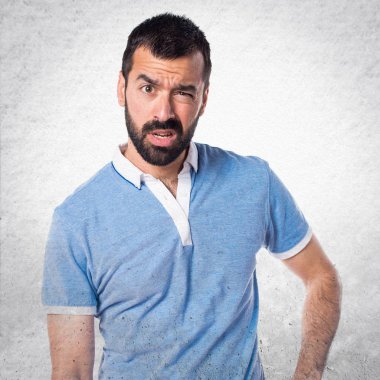 Mavi gömlek ile yorgun adam